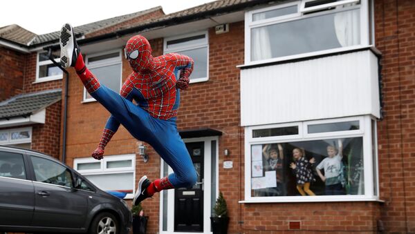 Homem fantasiado de homem-aranha tenta distrair crianças em quarentena, no Reino Unido, 1º de abril de 2020 - Sputnik Brasil