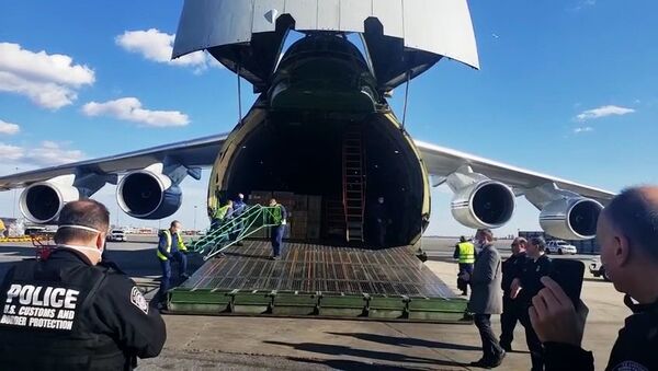 Avião russo An-124 com equipamento médico aterrissou no Aeroporto JFK de Nova York, EUA - Sputnik Brasil