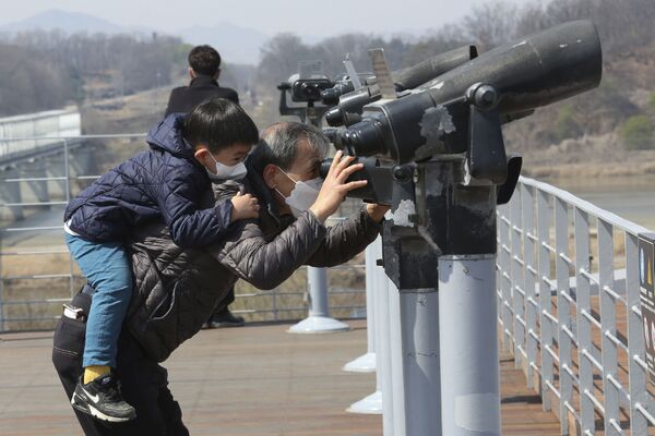 Vestindo máscaras, avô e neto observaram céu na Coreia do Norte - Sputnik Brasil
