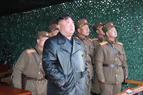 Kim Jong-un observa disparo de míssil na Coreia do Norte - Sputnik Brasil