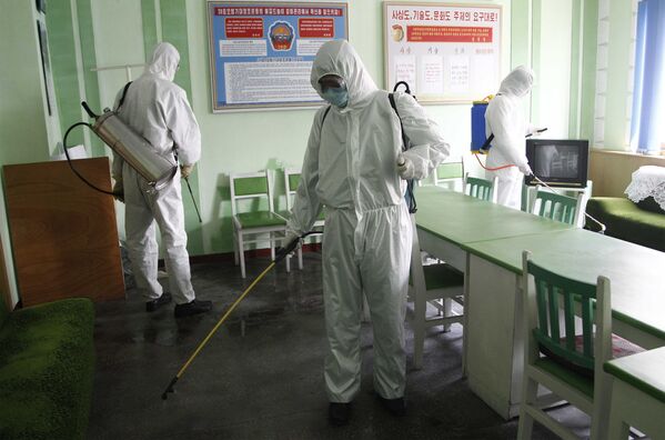Funcionários realizam desinfecção de hospital na Coreia do Norte - Sputnik Brasil