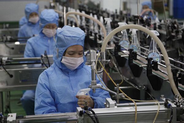 Produção de itens de higiene pessoal em fábrica de Pyongyang - Sputnik Brasil