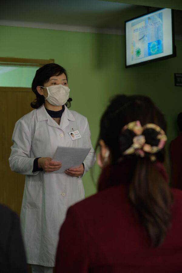 Médica explica medidas de prevenção do coronavírus em sala de espera de hospital na Coreia do Norte - Sputnik Brasil