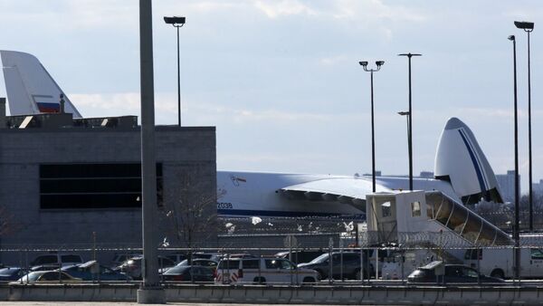 Avião russo An-124 com equipamento médico aterrissou no Aeroporto JFK de Nova York, EUA - Sputnik Brasil