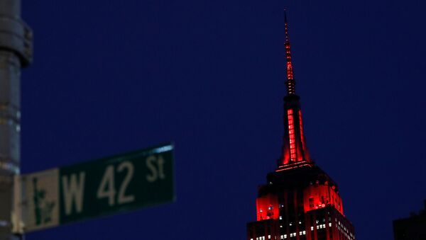 Prédio do Empire State, em Nova York, iluminado para homenagear os agentes de saúde que combatem a COVID-19, 2 de abril de 2020 - Sputnik Brasil