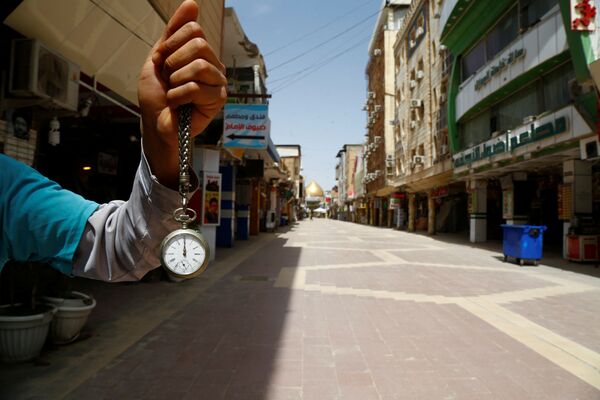 Iraquiano segura relógio de bolso em rua vazia de Najaf, Iraque - Sputnik Brasil