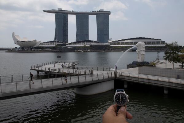 Relógio demonstra horário em Singapura - Sputnik Brasil