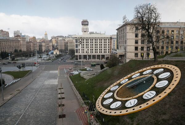 Relógio mostra as horas na Praça Maidan de Kiev, capital da Ucrânia - Sputnik Brasil