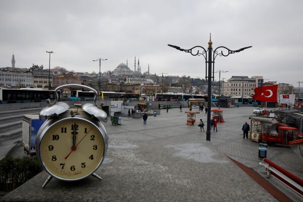 Fotografia de relógio tirada às 12h em Istambul, Turquia - Sputnik Brasil