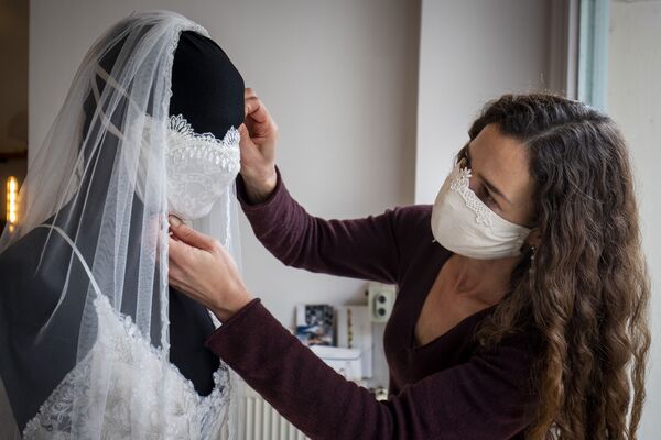 Estilista faz toques finais em vestido de casamento em loja de Berlim, Alemanha - Sputnik Brasil