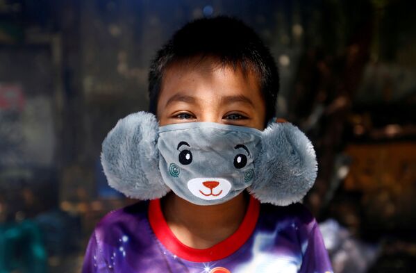 Menino de oito anos usa máscara infantil durante a pandemia em Jacarta, Indonésia - Sputnik Brasil