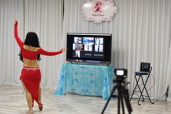 Professora de dança do ventre vietnamita conduz aula online com suas alunas em Hanói, Vietnã, em meio à pandemia - Sputnik Brasil