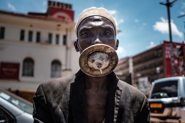 Homem usa máscara improvisada em Kampala, Uganda - Sputnik Brasil