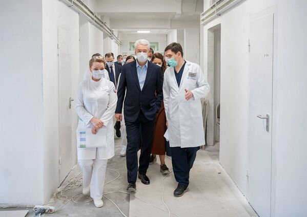 Prefeito de Moscou, Sergei Sobyanin, visita setor do Hospital S.I. Spasokukotsky, no norte da capital russa, o qual deverá ser aberto no dia 13 de abril para o tratamento de doentes do coronavírus - Sputnik Brasil