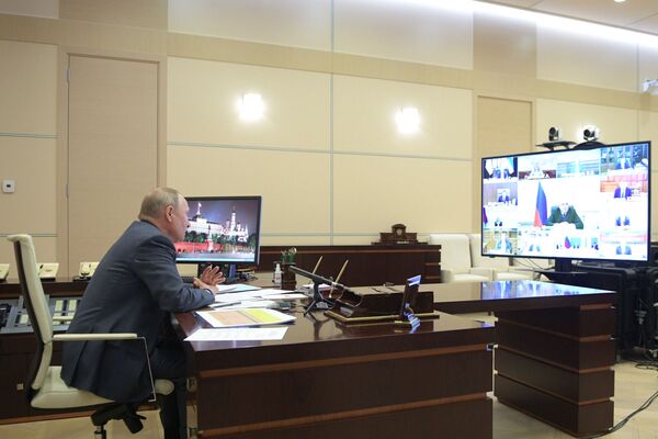 Presidente da Rússia, Vladimir Putin, em reunião por videoconferência com membros do governo russo em 1º de abril - Sputnik Brasil