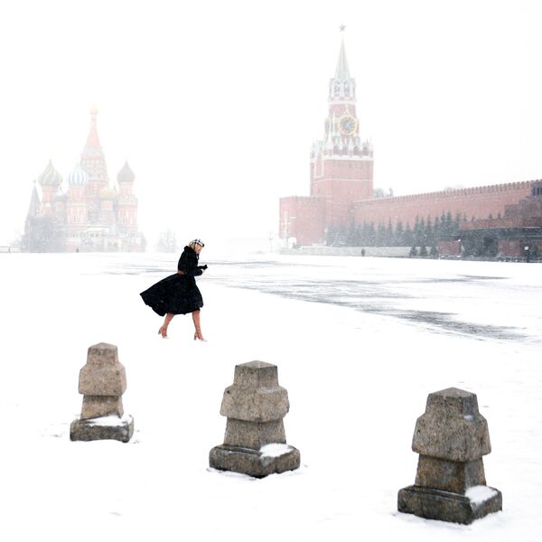 Moça caminha pela deserta Praça Vermelha em Moscou - Sputnik Brasil