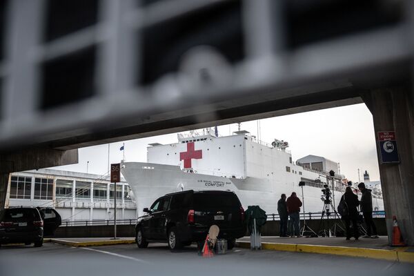 Navio-hospital Comfort dos EUA durante sua chegada ao Porto de Nova York durante a pandemia - Sputnik Brasil