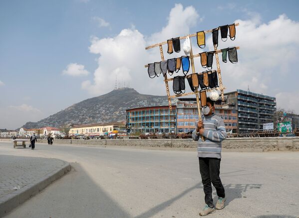Menino afegão vende máscaras no centro de Cabul em meio à pandemia - Sputnik Brasil