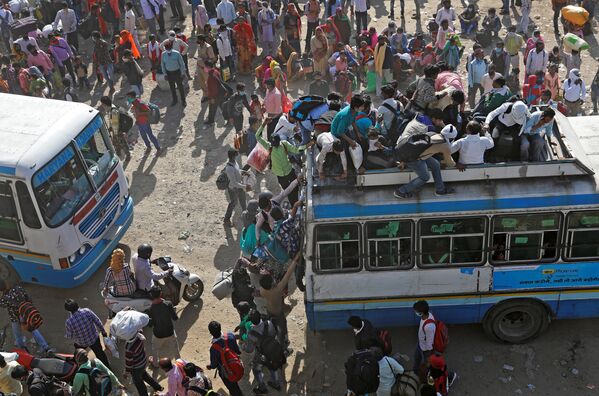 Trabalhadores de vilarejos se amontoam em ônibus em Ghaziabad, nos arredores da capital indiana Nova Deli, ao voltarem para suas casas em meio à pandemia - Sputnik Brasil
