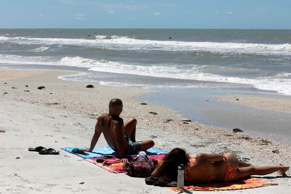 Populares descansam em praia do condado americano de Pinellas apesar das restrições impostas em Treasure Island, no estado americano da Flórida - Sputnik Brasil