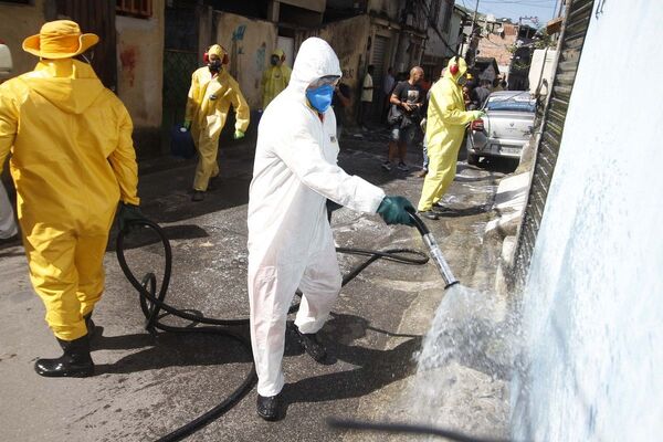 Funcionários da prefeitura realizam higienização da comunidade Vila Ipiranga em Niterói (RJ), em combate ao novo coronavírus - Sputnik Brasil