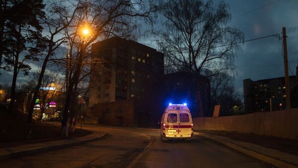 Ambulância em rua Moscou - Sputnik Brasil