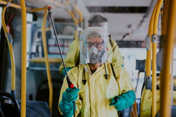 Funcionário higieniza ônibus do transporte coletivo de Curitiba (PR) como medida para evitar a propagação do coronavírus - Sputnik Brasil