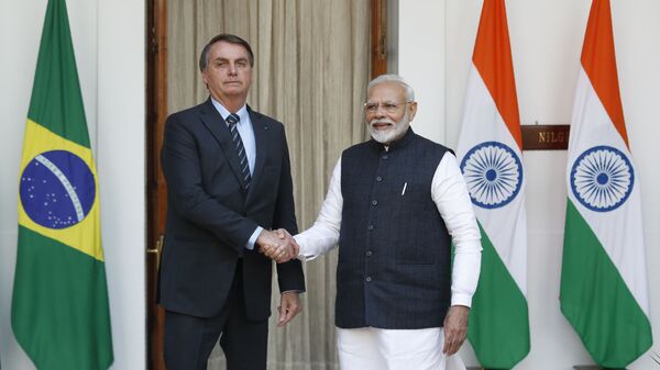 Jair Bolsonaro ao lado do líder indiano Narendra Modi em encontro em Nova Deli - Sputnik Brasil