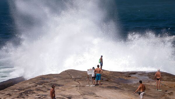Ressaca atinge as praias de Ipanema e do Arpoador, No Rio de Janeiro (RJ) - Sputnik Brasil