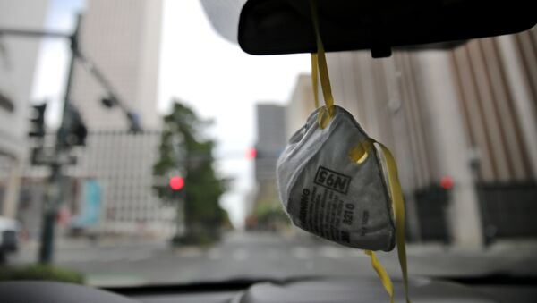 Máscara respiratória N95, da marca 3M, pendurada em retrovisor de carro durante pandemia do coronavírus, Louisiana, EUA, 4 de abril de 2020 - Sputnik Brasil