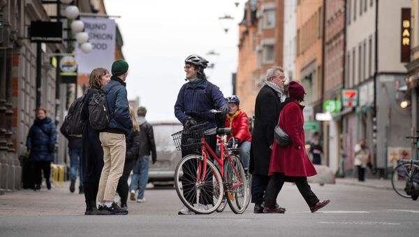 Ciclista conversa com pedestres em meio à pandemia de COVID-19, em Estocolmo, na Suécia, 1º de abril de 2020 - Sputnik Brasil
