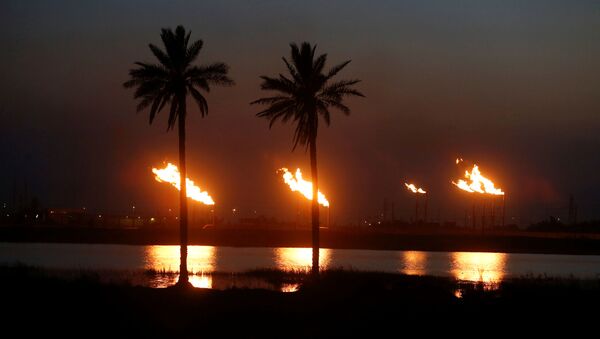 Chamas emergem de petrolífera no norte de Basra, Iraque, em 9 de março de 2020 - Sputnik Brasil