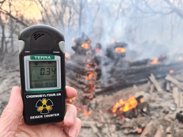 Medidor de radiação retrata níveis alarmantes em Chernobyl - Sputnik Brasil
