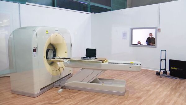 Aparelho de tomografia no hospital de campanha de Bergamo, Itália, onde especialistas russos e italianos irão atender pacientes com a COVID-19 dia e noite - Sputnik Brasil