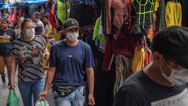 Pedestres usando máscaras em mercado de rua de São Paulo durante a pandemia de COVID-19 (foto de arquivo) - Sputnik Brasil