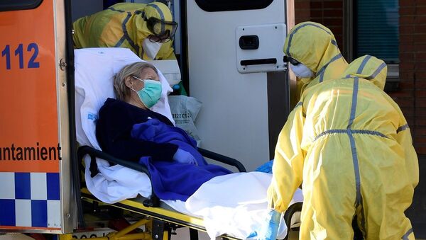 Paciente sendo levada por equipe de ambulância na Espanha enquanto pandemia atinge o país (foto de arquivo) - Sputnik Brasil