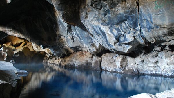 Caverna vulcânica de Grjotagja na Islândia - Sputnik Brasil