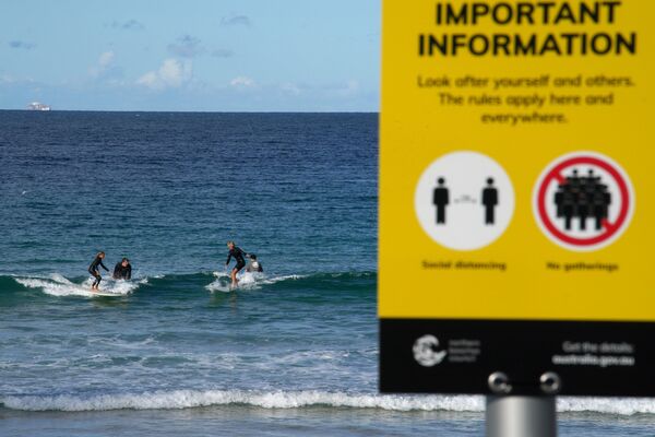 Surfistas em praia australiana em meio à pandemia do coronavírus - Sputnik Brasil