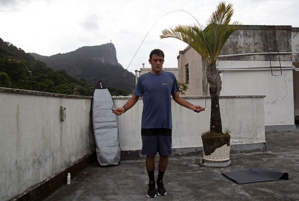 Surfista Bruno Bocayuva se exercita no terraço de um apartamento - Sputnik Brasil