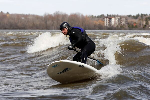 Homem surfa em rio Ottawa, na capital do Canadá - Sputnik Brasil