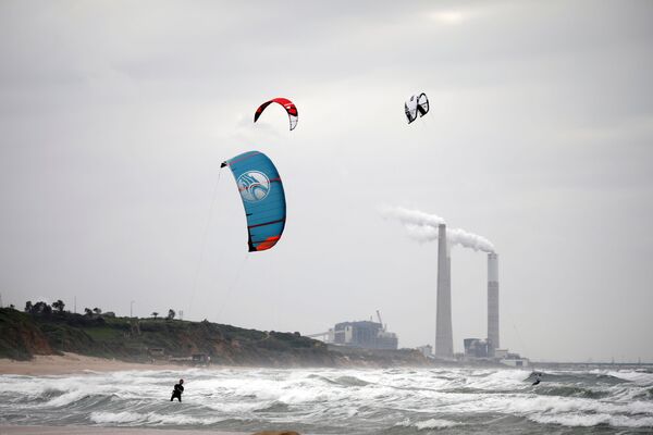 Pessoas praticam kitesurfe em Israel durante pandemia do coronavírus - Sputnik Brasil