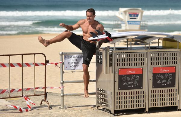 Homem ultrapassa bloqueio de praia na Austrália - Sputnik Brasil