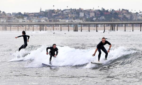 Entusiastas do surfe em praia de Los Angeles, nos EUA - Sputnik Brasil