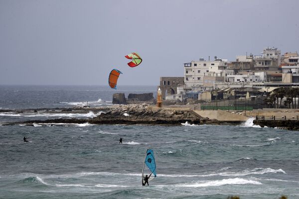 Pessoas praticam modalidade de surfe no Líbano - Sputnik Brasil