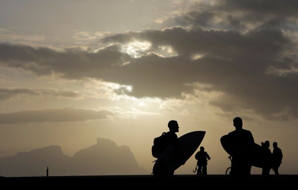 Surfistas na praia do Recreio, no Rio de Janeiro, em meio à pandemia do coronavírus - Sputnik Brasil