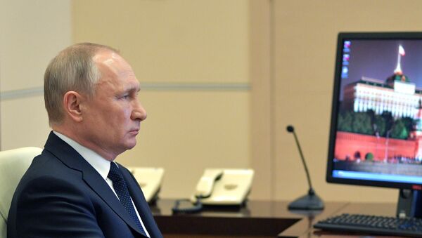 Presidente da Rússia, Vladimir Putin, realizando videoconferência com chefes das regiões russas - Sputnik Brasil