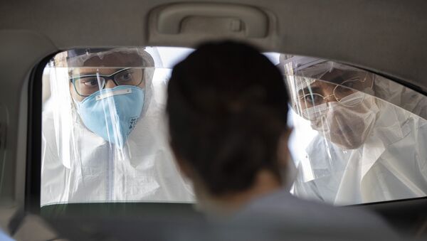 Médicos checam passageiros de um carro em Guarulhos, na Grande São Paulo - Sputnik Brasil