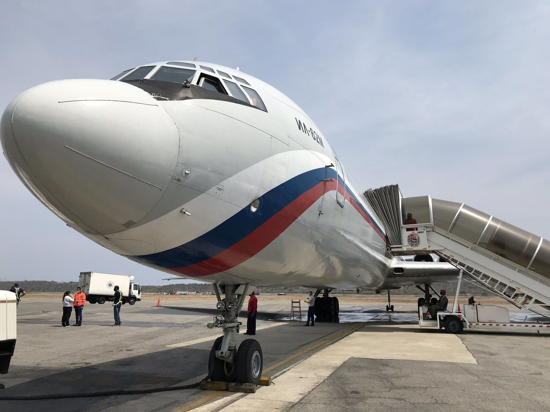Avião russo, no Aeroporto Internacional de Maiquetía, na Venezuela, entrega segundo lote de testes para COVID-19 doados pela Rússia ao país aliado. A entrega foi realizada em 8 de abril de 2020 - Sputnik Brasil, 1920, 28.12.2022