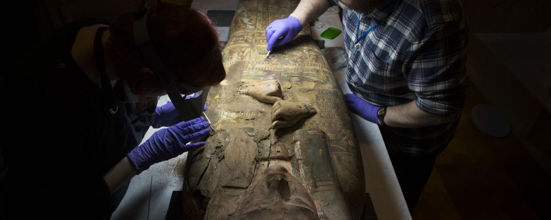 Conservadores do Museu e Galeria de Perth limpando o sarcófago da múmia Ta-Kr-Hb de 3.000 anos - Sputnik Brasil, 1920, 10.01.2022