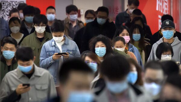 Chineses vestem máscaras rumo a uma estação de metrô em Pequim, na China - Sputnik Brasil
